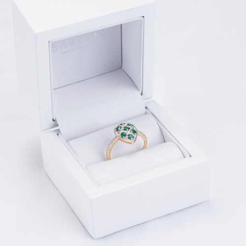 Pierścionek SAVICKI: dwukolorowe złoto, szmaragdy, diamenty